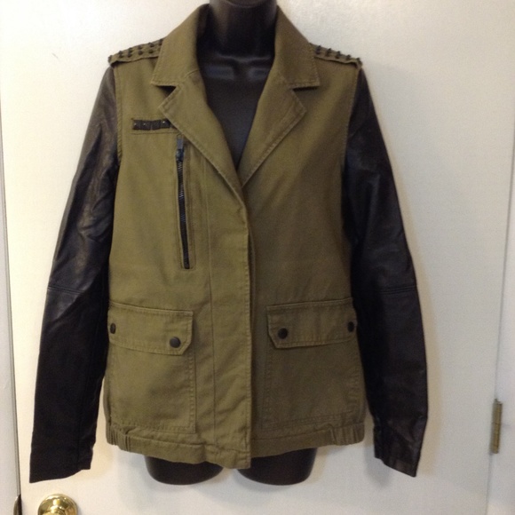 Forever 21 Jackets & Blazers - FOREVER 21 OLIVE GREEN JACKET W/ FAUX  SLEEVES